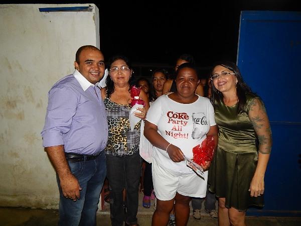 Prefeito e primeira dama recepcionam Mães para a festa 