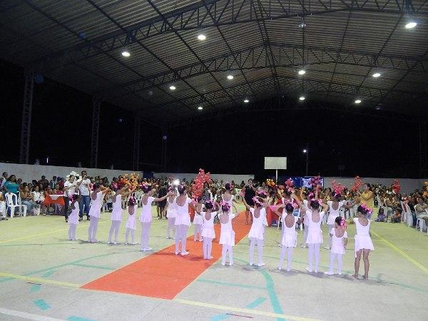 Escolinha de Balé Passo a Passo abriu a grande festa das Mães 