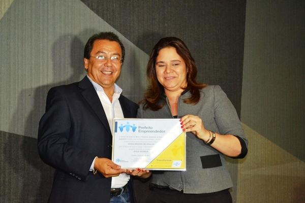 Prefeito Jonas Moura recebe certificado de Prefeito Empreendedor