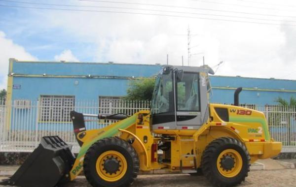 Prefeito Tintin recebe veículo pá-carregadeira para N. S. dos Remédios - Imagem 1