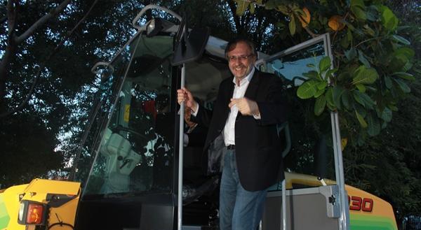 Prefeito Tintin recebe veículo pá-carregadeira para N. S. dos Remédios