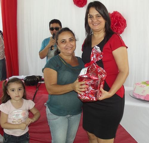 Prefeita Paula Araujo homenageou as mães brasileirenses com uma bela festa - Imagem 42