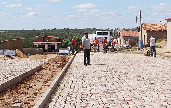 Prefeitura Municipal de Acauã realiza obras de calçamento em ruas 