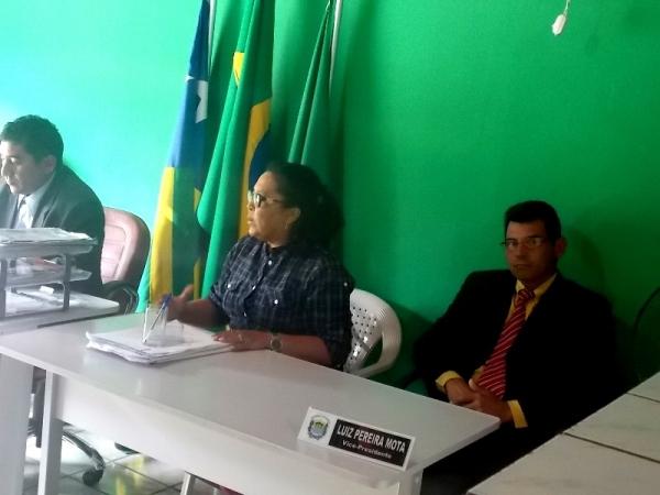 Prefeita Gadocha prestigia  reunião da Câmara de vereadores em Canavieira  - Imagem 2