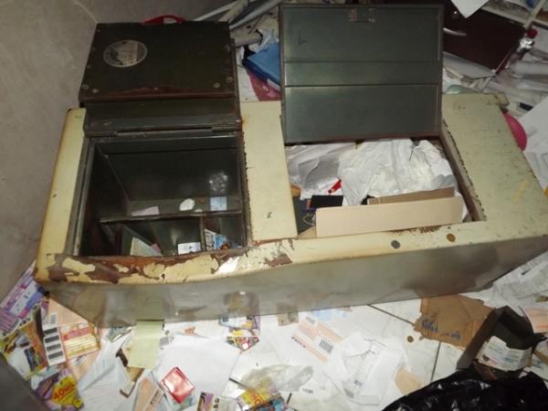 Bando arromba lotérica e foge com carro de empresário - Imagem 1