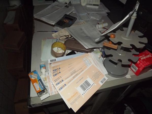 Bando arromba lotérica e foge com carro de empresário - Imagem 3