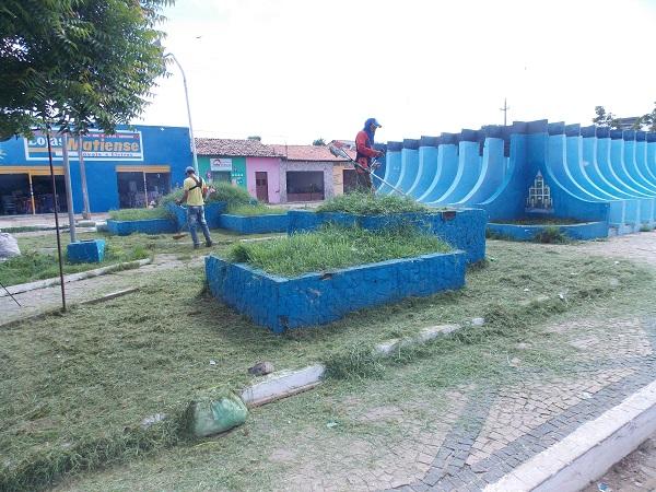 Prefeito inicia limpeza nas praças de Porto