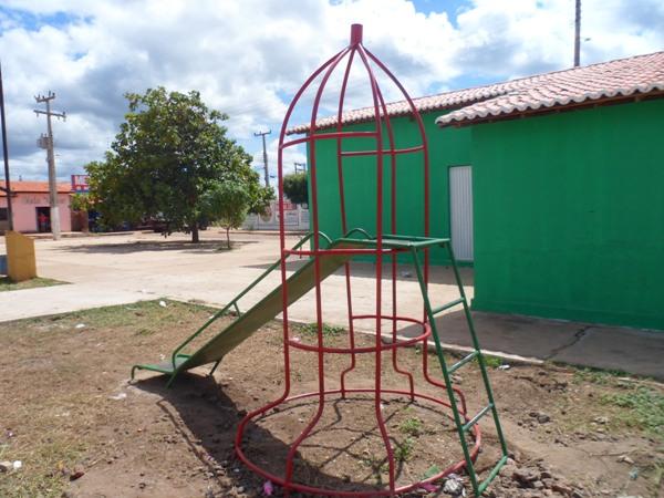 Prefeitura implanta parque infantil no Bairro Novo Horizonte
