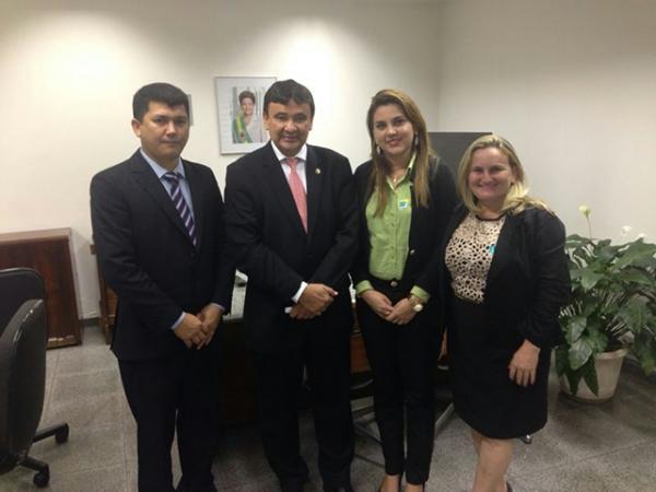 Prefeito de Cocal participa de XVII Marcha dos Prefeitos em Brasília - Imagem 3