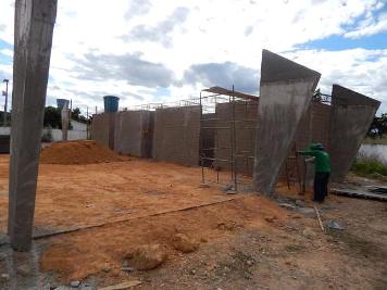 Obras da quadra de esporte da Escola Rosendo Paes Landim seguem em ritmo acelerado