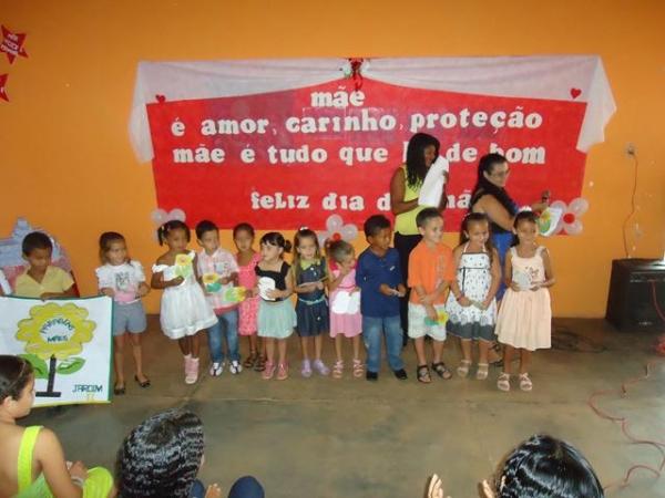 Escola Municipal 13 de Maio Homenageou as Mães pela passagem de seu Dia - Imagem 36