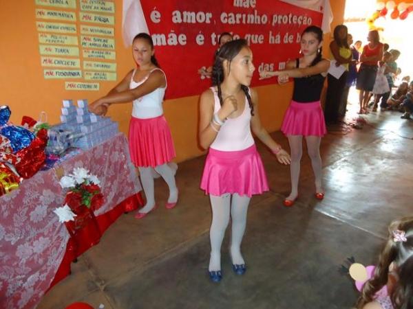 Escola Municipal 13 de Maio Homenageou as Mães pela passagem de seu Dia - Imagem 17