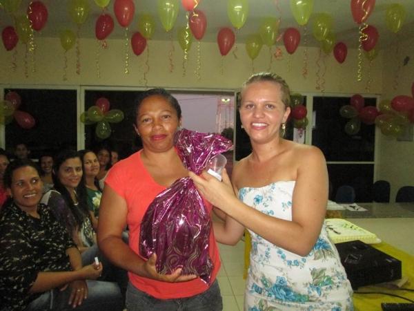 A secretaria de Saúde realizou nessa sexta homenagem as funcionárias que são mães - Imagem 1