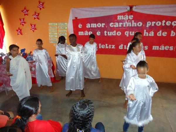 Escola Municipal 13 de Maio Homenageou as Mães pela passagem de seu Dia - Imagem 27
