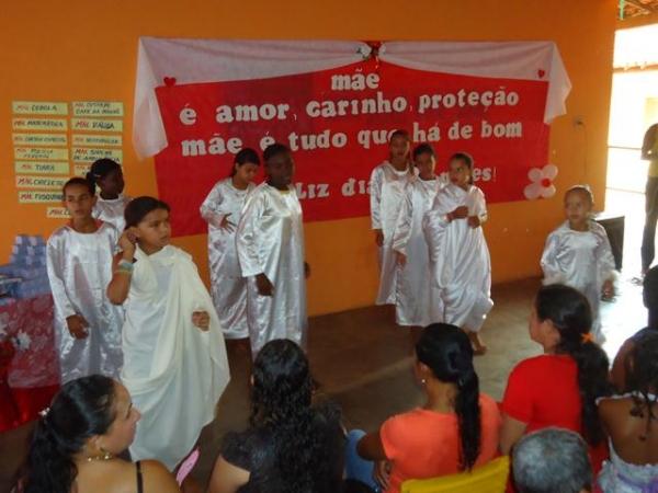 Escola Municipal 13 de Maio Homenageou as Mães pela passagem de seu Dia - Imagem 25