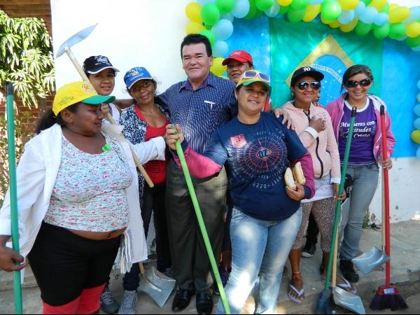 Prefeitura homenageia garis - Imagem 11