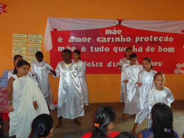 Escola Municipal 13 de Maio Homenageou as Mães pela passagem de seu Dia - Imagem 23