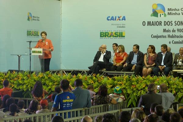Prefeito de Cocal entrega oficio a Presidente Dilma durante solenidade em Parnaíba - Imagem 8