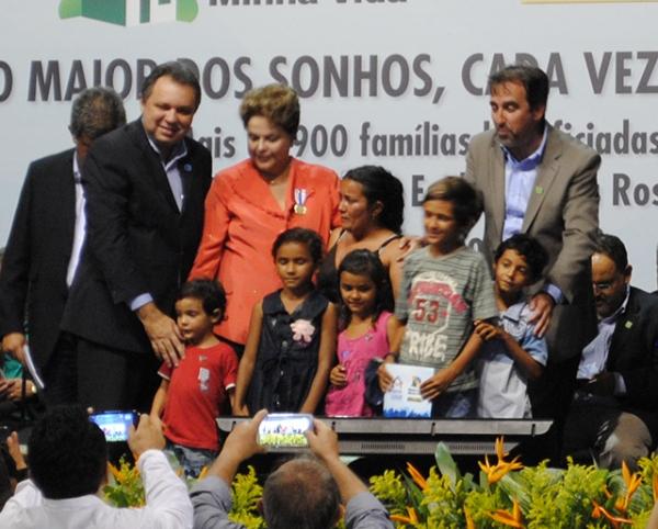 Prefeito de Cocal entrega oficio a Presidente Dilma durante solenidade em Parnaíba - Imagem 7