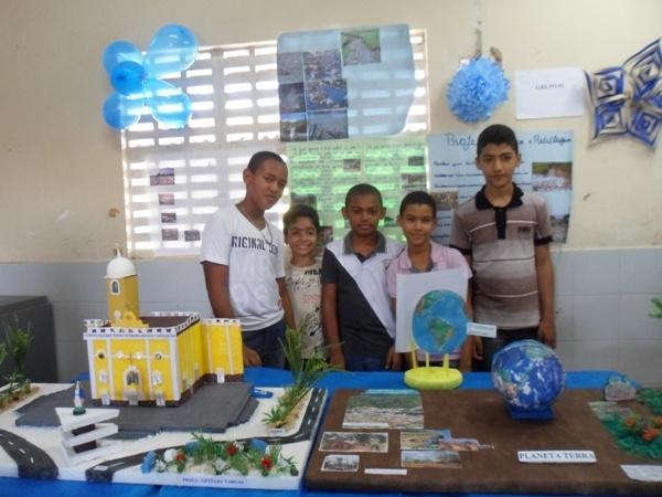  Alunos da Escola Municipal Amando da Costa Lima realizam trabalhos com reciclagem de lixos - Imagem 3