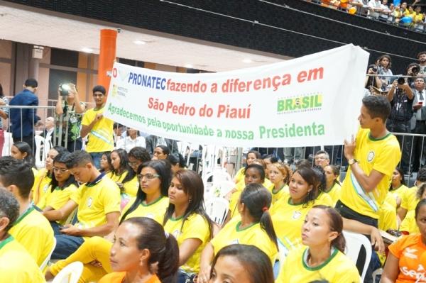 Alunos do PRONATEC recebem certificados em solenidade com a presidente Dilma - Imagem 14