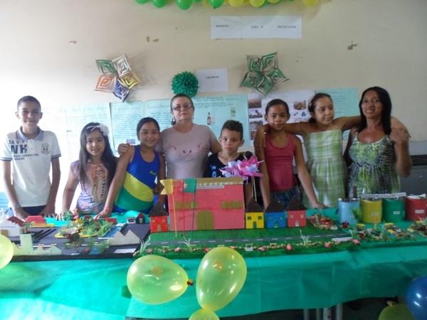  Alunos da Escola Municipal Amando da Costa Lima realizam trabalhos com reciclagem de lixos - Imagem 4