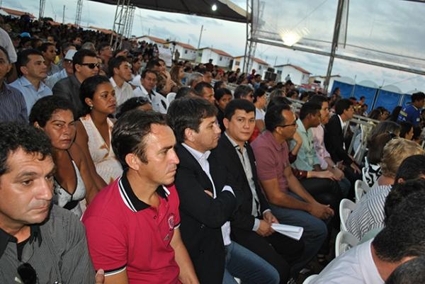 Prefeito de Cocal entrega oficio a Presidente Dilma durante solenidade em Parnaíba - Imagem 17