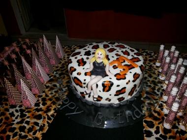 I dama Karla Crhystiane recebe convidados na comemoração de seu aniversário