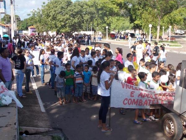 Passeata marcou o Dia Nacional de combate ao Abuso e à Exploração Sexual de Crianças e Adolescentes em Batalhaâ€ - Imagem 20