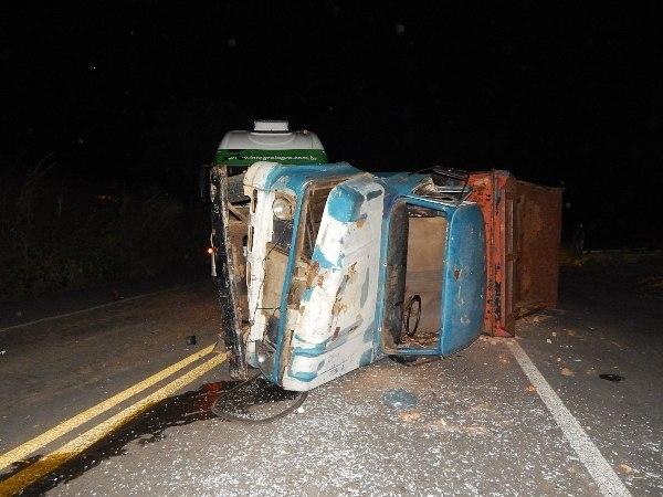 Acidente envolvendo uma carreta e uma caçamba na BR 343  - Imagem 1