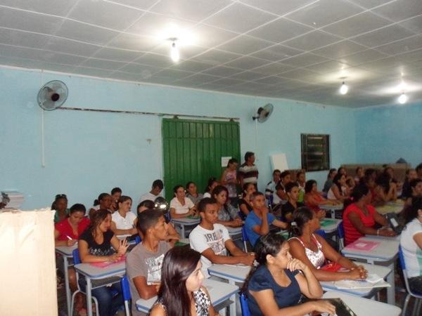 Secretaria de Educação realiza reunião com os monitores e diretores do Mais Educação - Imagem 9