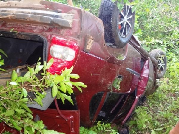Carro capota e desce barranco em Lagoa de São Francisco - Imagem 7