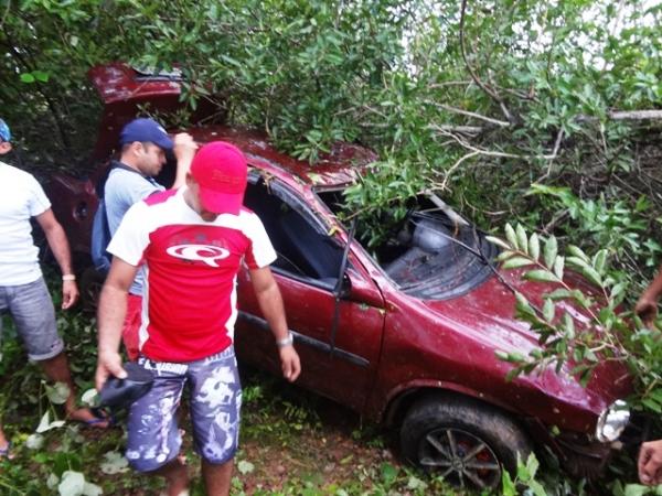 Carro capota e desce barranco em Lagoa de São Francisco - Imagem 4