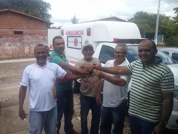 Prefeito Manoel Dedé disponibiliza nova Ambulância para a população - Imagem 4