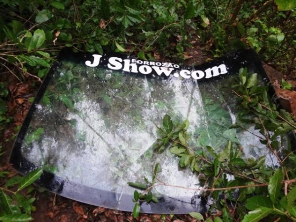 Carro capota e desce barranco em Lagoa de São Francisco - Imagem 3