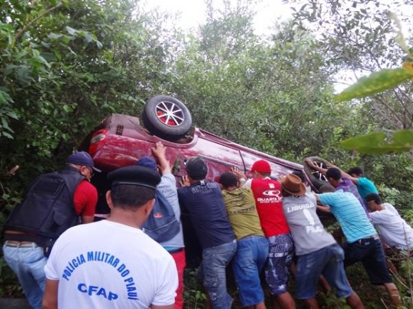 Carro capota e desce barranco em Lagoa de São Francisco - Imagem 5