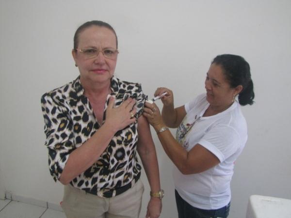 Prefeita Dra. Salete Rego visitou postos de Vacina na Campanha de combate contra a Gripe - Imagem 9