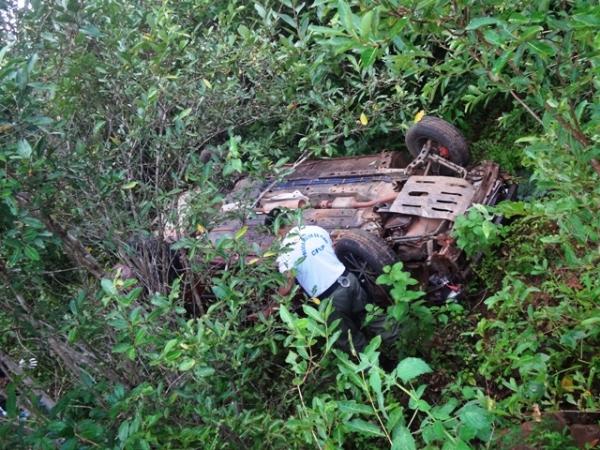 Carro capota e desce barranco em Lagoa de São Francisco - Imagem 8