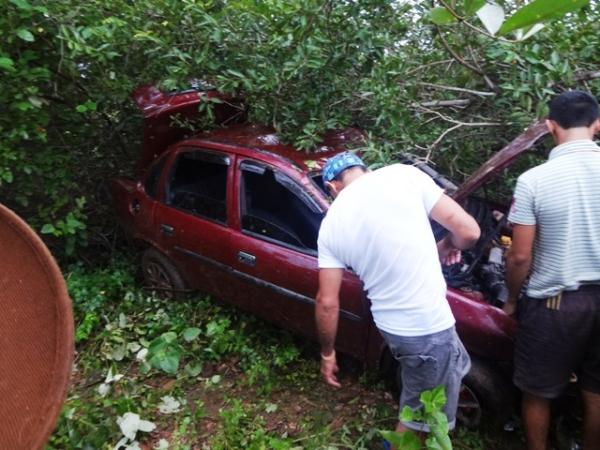 Carro capota e desce barranco em Lagoa de São Francisco - Imagem 1