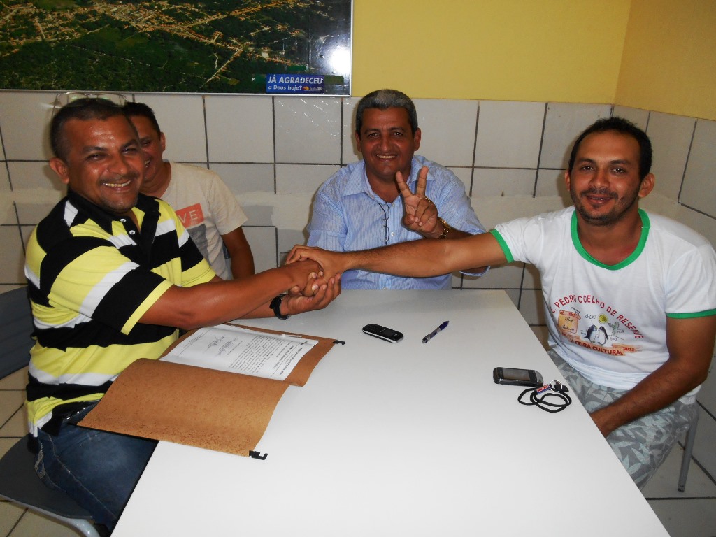 Prefeito Zé Resende visita local de mais um ginásio e assina ordem de serviço