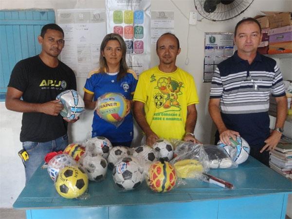 SEMEC faz entrega de material esportivo às escolas municipais - Imagem 1