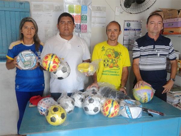 SEMEC faz entrega de material esportivo às escolas municipais - Imagem 2
