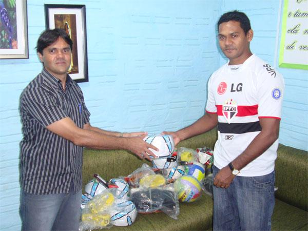 SEMEC faz entrega de material esportivo às escolas municipais 