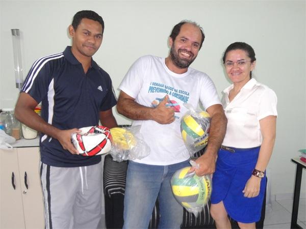 SEMEC faz entrega de material esportivo às escolas municipais - Imagem 6