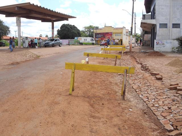 Prefeitura recupera trechos em ruas de Esperantina