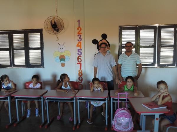 A SEMEC em parceria com a prefeitura Municipal de Barra D’Alcântara iniciaram a entrega de fardamentos escolares para os alunos da rede publica - Imagem 11