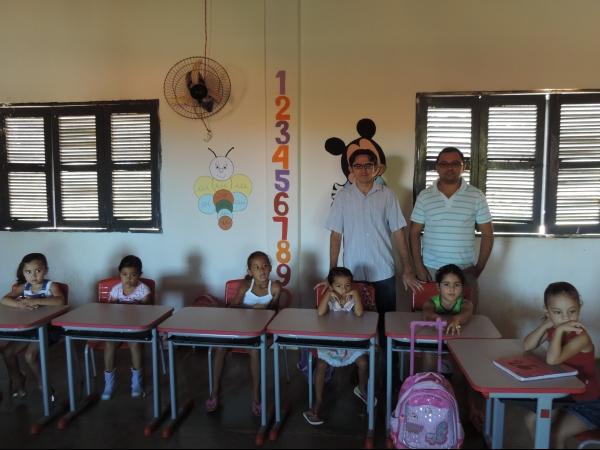 A SEMEC em parceria com a prefeitura Municipal de Barra D’Alcântara iniciaram a entrega de fardamentos escolares para os alunos da rede publica - Imagem 10