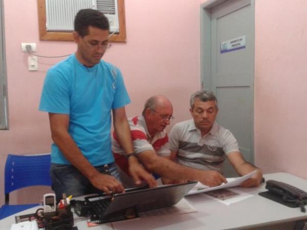 Prefeito Edílson Capote realiza visitas nos bairros de Barras - Imagem 9