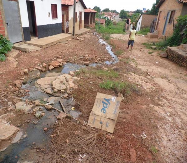 Cansada de esperar providências da Prefeitura, mulher decide roçar rua onde mora - Imagem 13