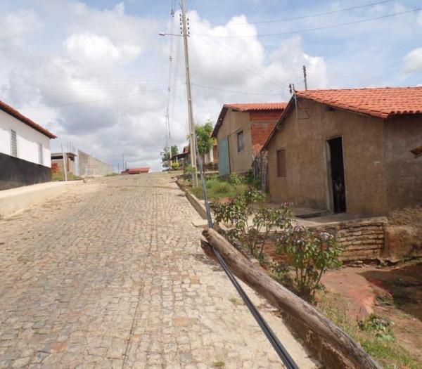 Fios escorados por pedaço de madeira há quase dois meses, autoridades não tomam providências  - Imagem 3
